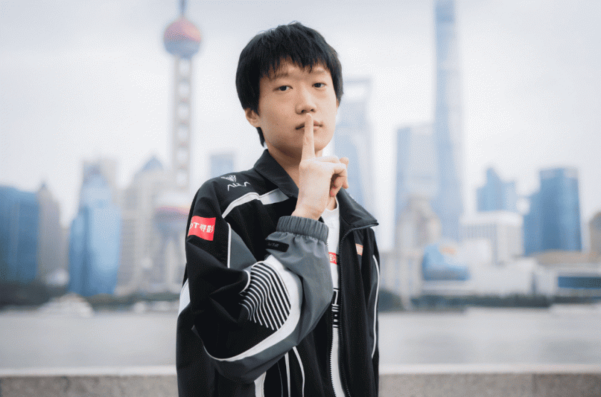 Shanks cùng đồng đội Tarzan và Kael