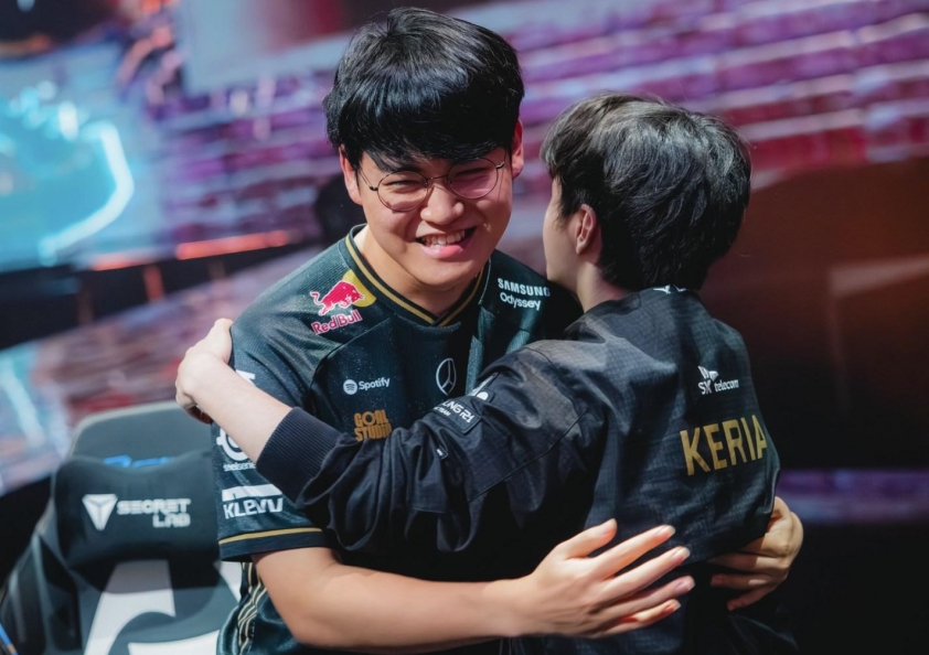 Gumayusi và Keria trong buổi phỏng vấn sau chức vô địch