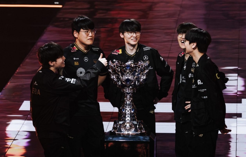 Khoảnh khắc nâng cao khiên vô địch lần thứ ba của T1