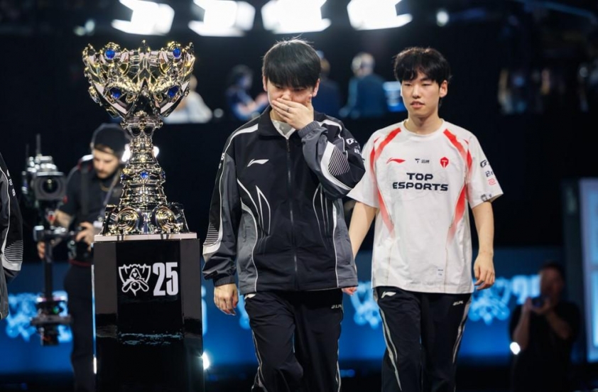 Trận đấu giữa TES và T1 tại CKTG 2025