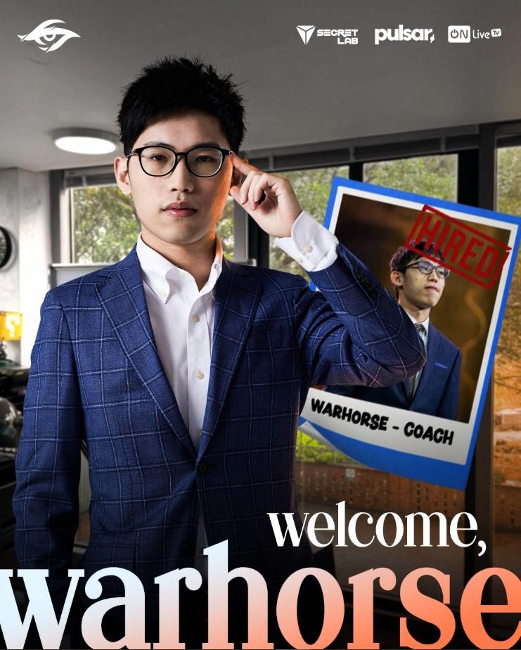 HLV Warhorse trong bộ vest xanh